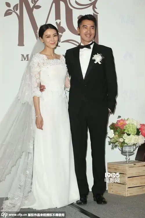 高圆圆赵又廷婚礼现场曝光 甜蜜热吻深情对视