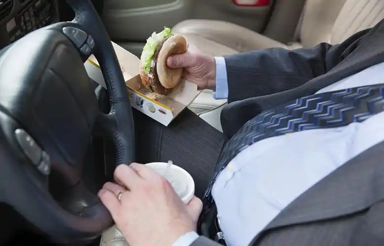 最不愿为大家所接受的 大概就是地铁车厢内吃东西啦 喝水或