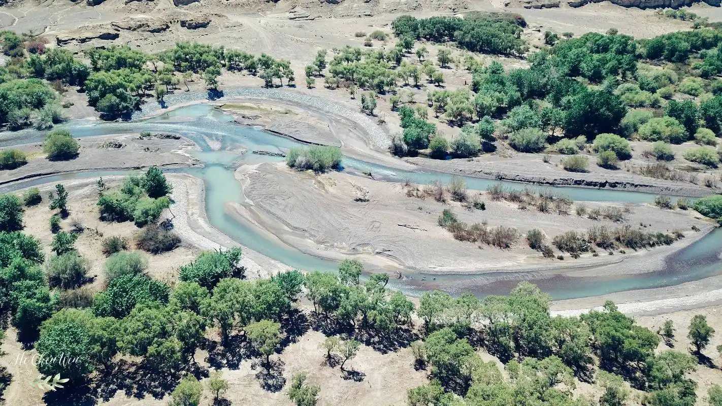 实拍白杨河大峡谷树木葱茏溪流潺潺却鲜为人知