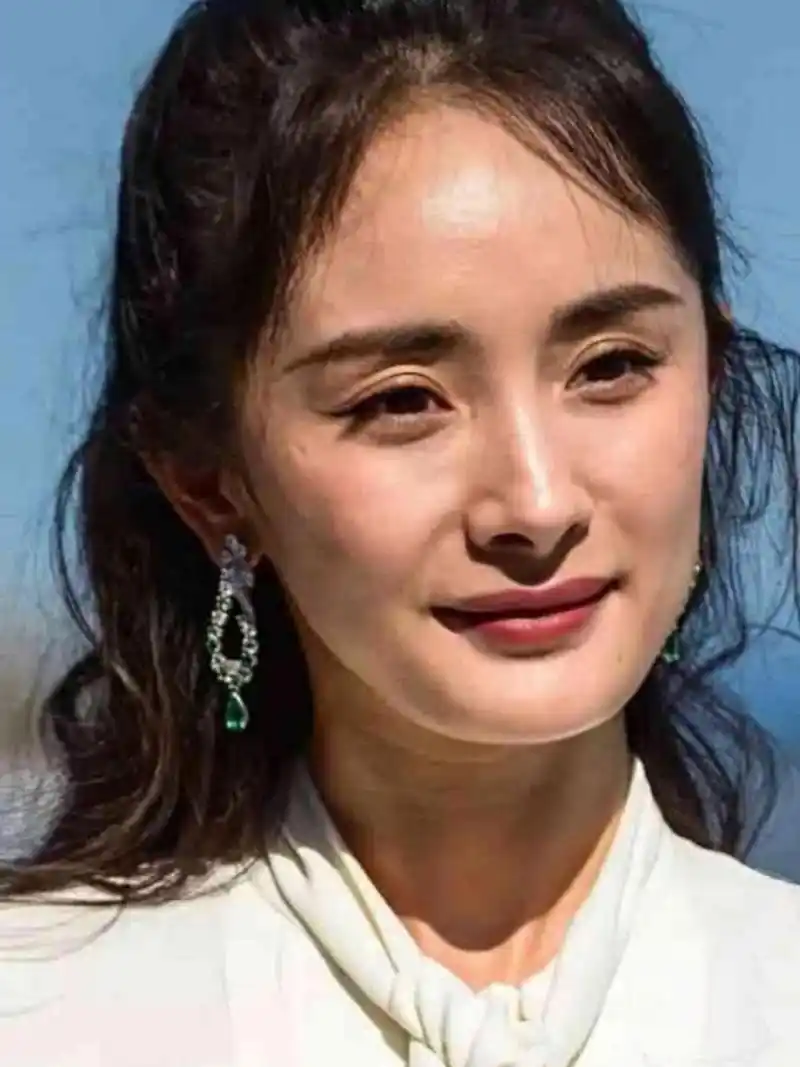 杨幂的素颜照太吓人了吧!能止小儿夜谛!