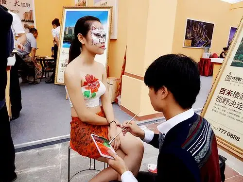 《房交会花絮》 人体彩绘专辑 画的花花还多好看的