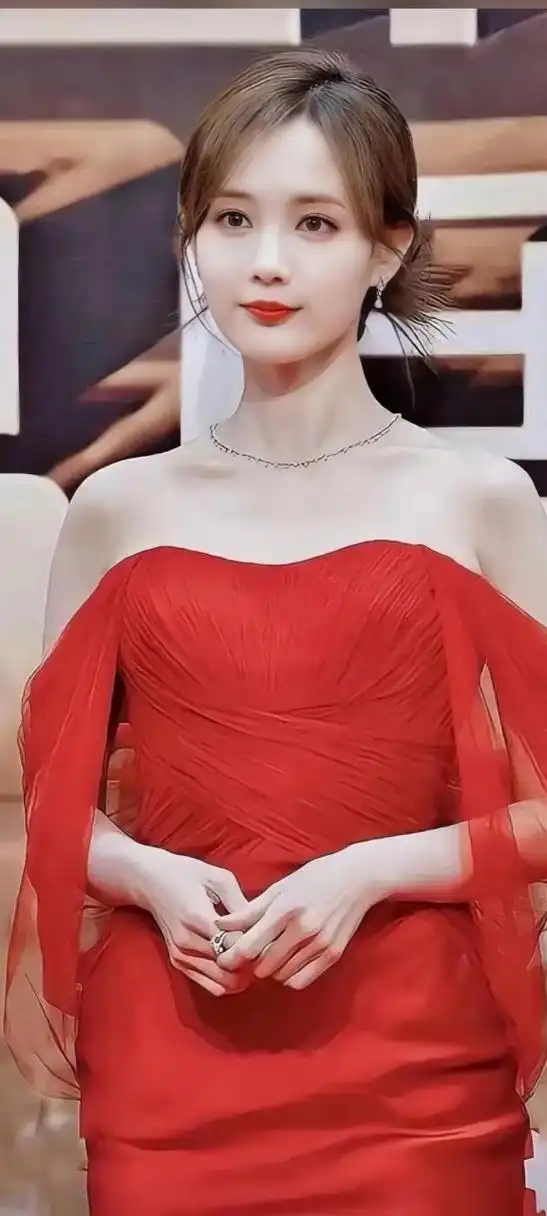 好喜欢李一桐小姐姐,这个红色抹胸礼服造型太美了,明艳又优雅#明星的