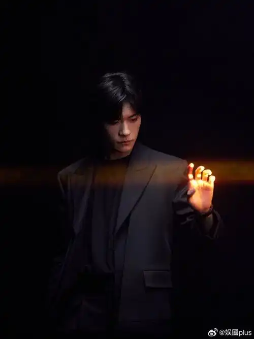 易烊千玺接电话仪式感#@tfboys-易烊千玺接电话都能如此帅气,方屏上