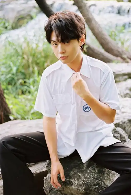 班玛加山间戏水身穿校服少年感十足