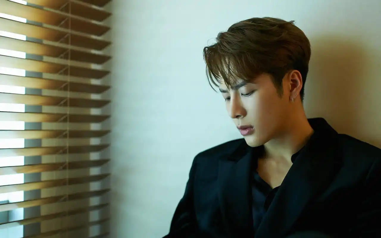 王嘉尔疑似曾与bp成员恋爱,网友各种扒证据,猜测此人是lisa