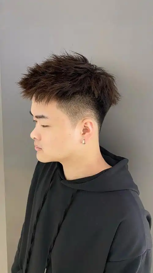 摩根烫是比较适合年轻男士的烫发之一,立体时尚又有