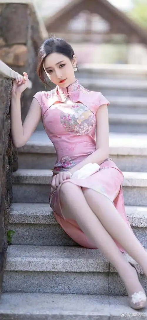 她婉约的身姿仿佛一幅江南水乡的画卷,优美而古典.