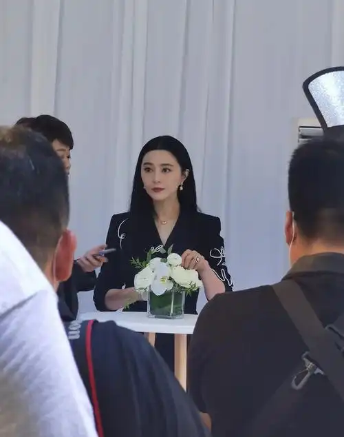 范冰冰车展生图曝光,一身涂鸦西装气场两米八,又变回了霸气女王_腾讯