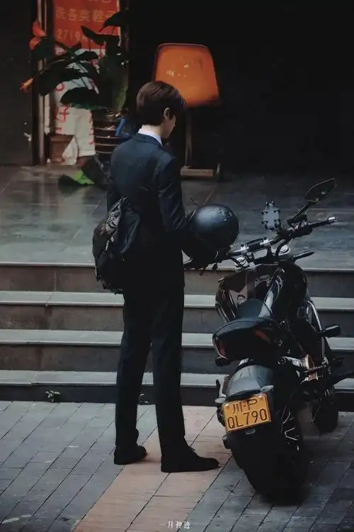 穿西装骑摩托车的魅力buff叠加有点超标,虽然不了解剧情,但路人的关注