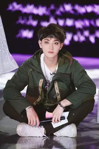 黄子韬再次担任创造营公演mc 发带look活力感max