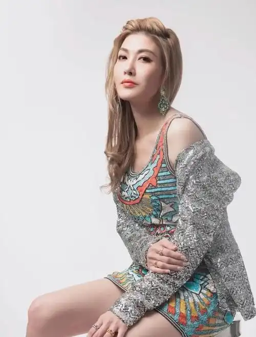 李彩桦发文纪念艾莉洪世贤离婚11周年