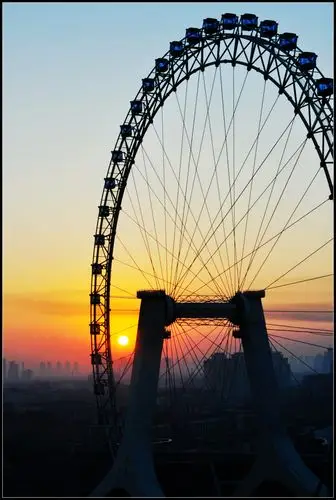 晨光摩天轮
