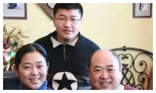 花去了倪萍不少精力,因为费用太高,倪萍和他的儿子一度陷入到十分困难