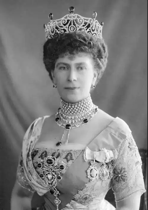 同时二十多年后伊丽莎白和自己入赘的女婿菲利普亲王斗法,也不能少了