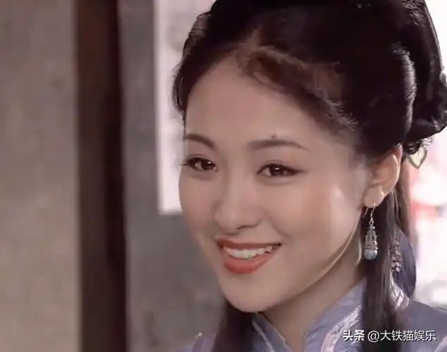 沈傲君是2000年左右红极一时的古装美女,她在《天地传说之宝莲灯》里