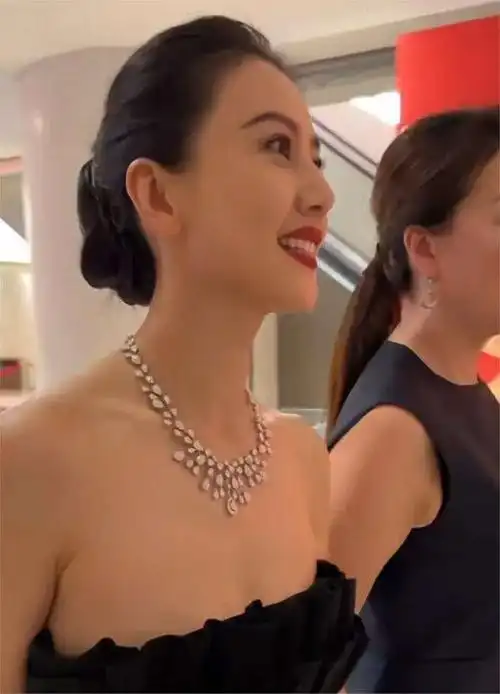 北京这一夜,49岁林志玲和44岁高圆圆同框,输得很彻底