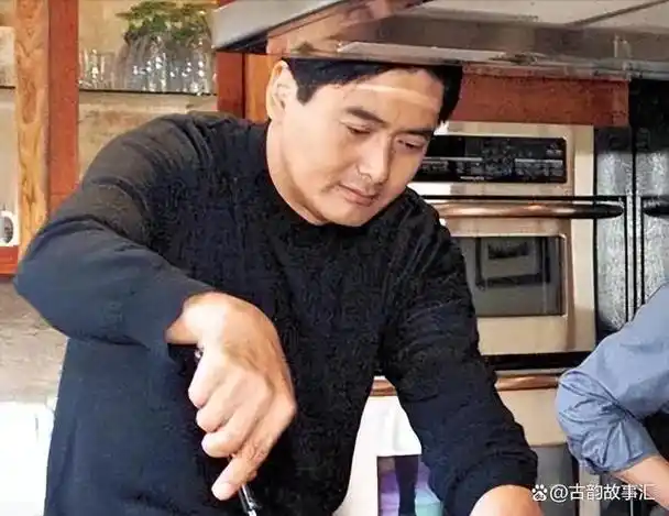 周润发,衣冠楚楚的男神形象被颠覆,做出的慈善承诺被打上问号