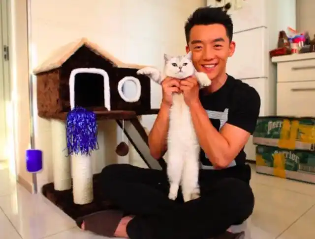 太低调了,郑恺童年父母照曝光,光看穿着和阵仗就知道不是一般人