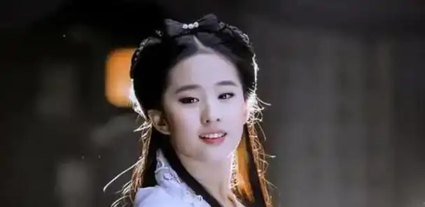 杨幂被搂腰,张艺谋酒局被推开不敢出声