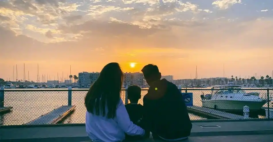 陶喆庆祝结婚七周年 晒一家三口日常温馨背影照