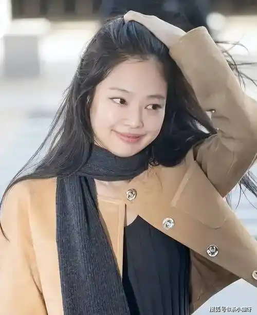 原创暖心jennie现身机场脸颊肉回归粉丝互动成焦点