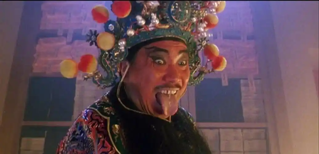 韦小宝献计用海大富来对付鳌拜,不料海大富不敌鳌拜的强悍,鳌拜追着韦