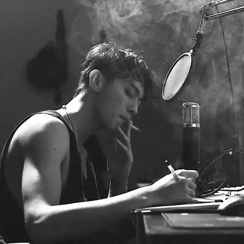 猛男19岁帅哥图片小鲜肉抽烟黑白唯美写真