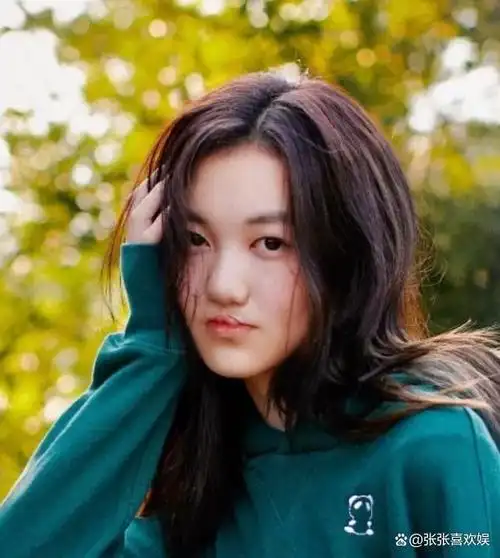 李嫣是王菲和李亚鹏的独生女,出生于2006年,自小便拥有着一对明星父母