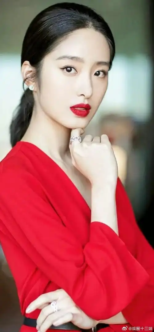 杨采钰素颜状态