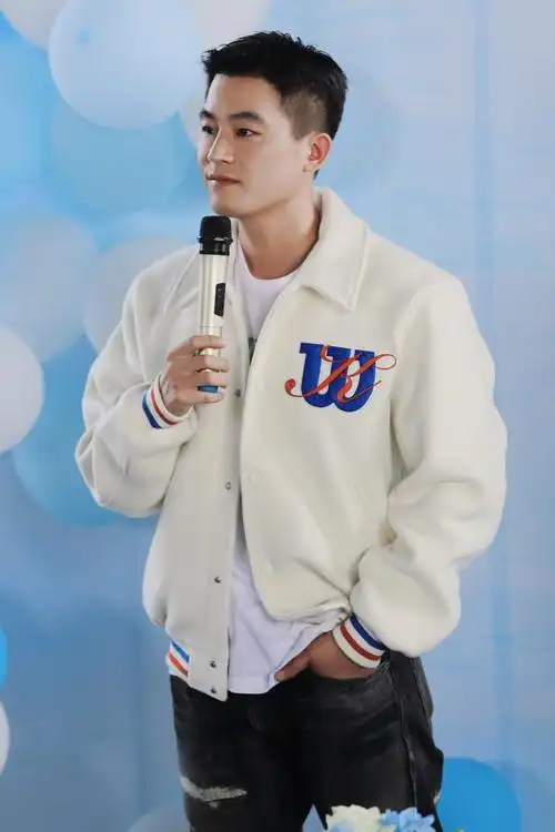 欧豪超话#欧豪1013生日快乐#霜染红枫 晚来秋浓晓光微云 岁月悠悠十年