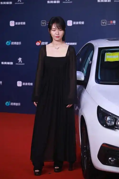 周笔畅的裙装造型太妖娆了露着后背真抢镜栓根绳子真有个性