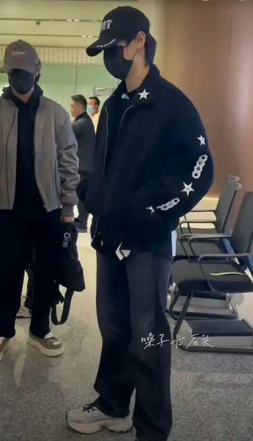 朱志鑫出发重庆#  朱志鑫今日份机场饭拍  all black造型出发重庆了