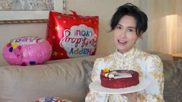 48岁朱茵晒生日照,举着老公和女儿的大头贴,罕见的一家三口同框