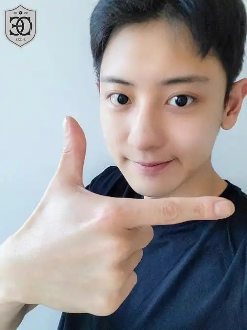 朴灿烈退伍晒素颜照##朴灿烈退伍后首晒自拍