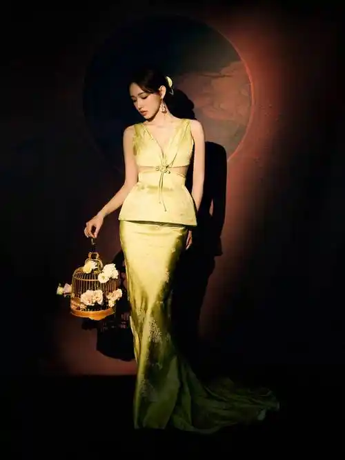 程潇穿新中式礼服好美艳,上装似内衣凸显傲人曲线,温婉而又性感