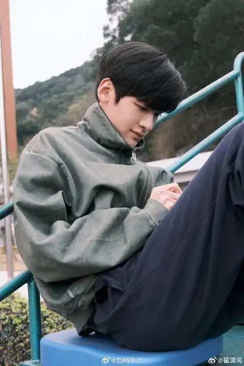 翟潇闻新剧开工照#翟潇闻新剧片场照帅气来袭,满满青春活力.