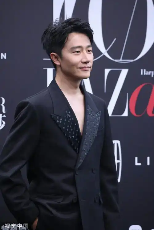 黄轩黑色真空西装##黄轩生图状态