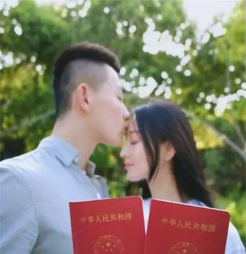 张馨予与老公甜蜜出游,何捷掌镜给老婆拍美照,夫妻低调的秀恩爱