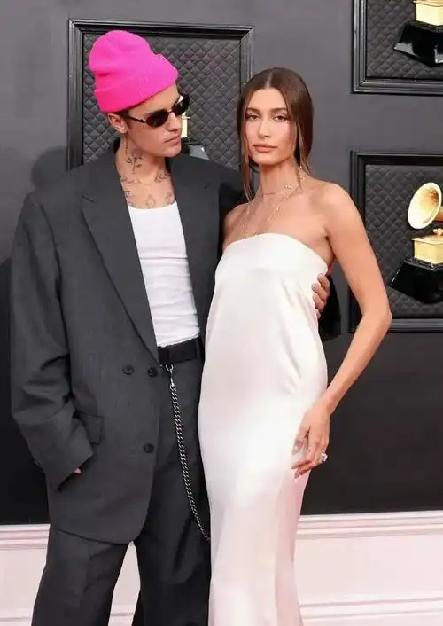 歌星贾斯汀比伯与太太海莉出席活动造型独特大秀恩爱