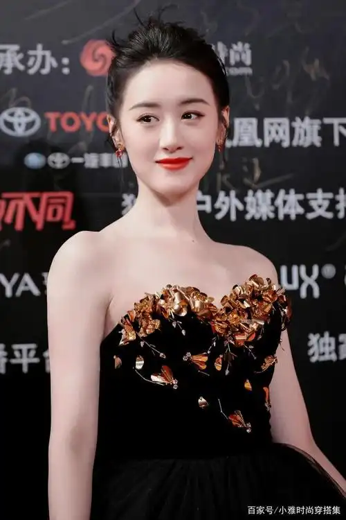 袁冰妍穿黑色碎金抹胸长裙走红毯气质高贵状态佳生图也没崩