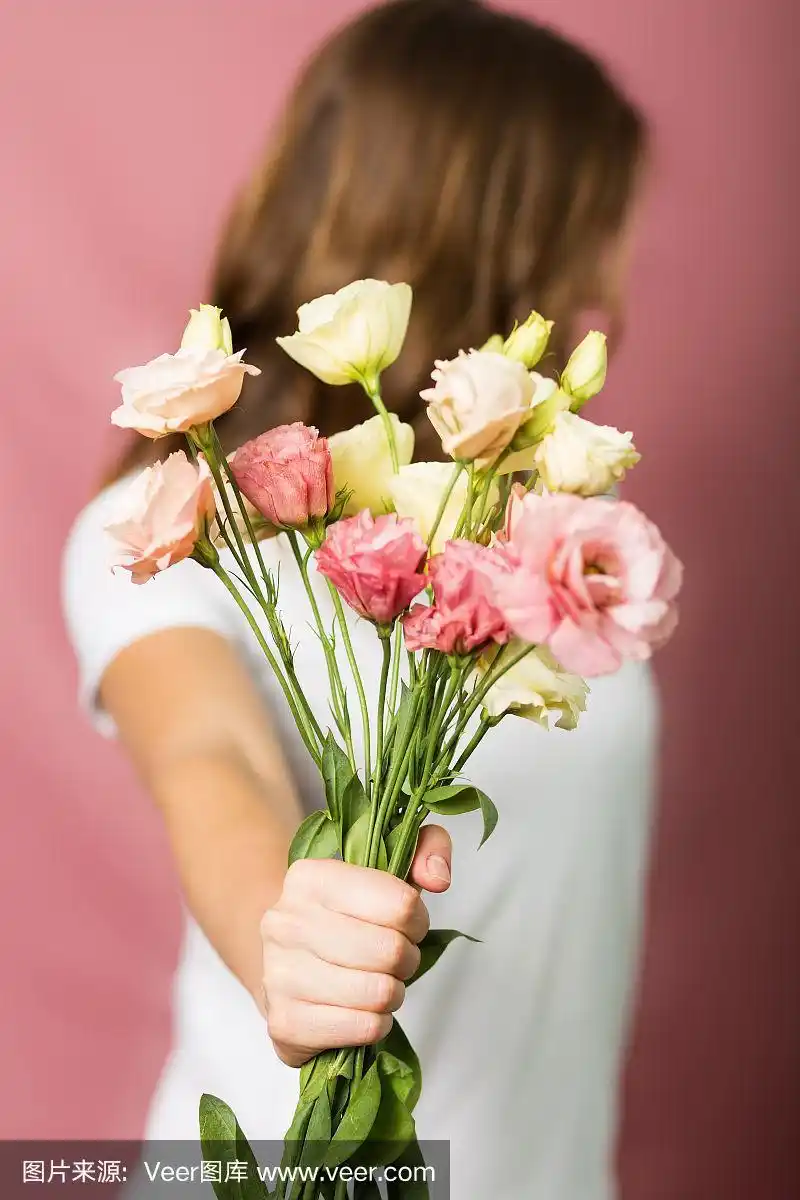 拿着一束花的女孩