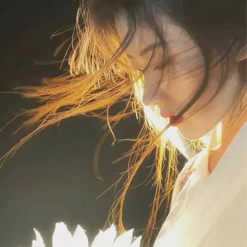 超惊艳的侧脸美女