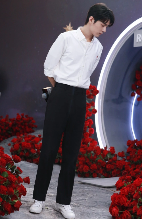 肖战终王者归来久违直播又现大排场男神回归王一博要怎么办