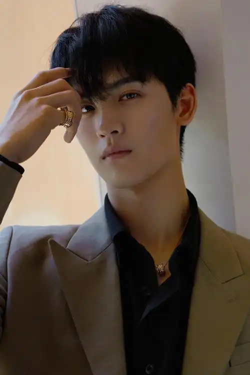 黄俊捷初秋写真卡其色西装复古文艺