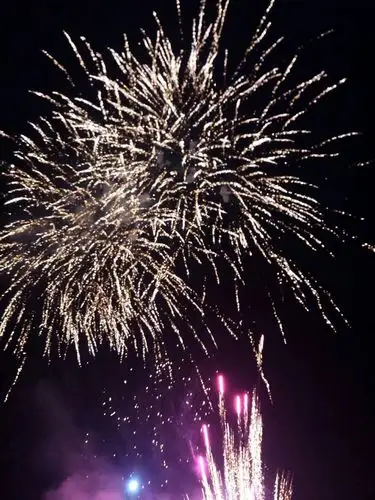 大年三十的晚上放烟花啦