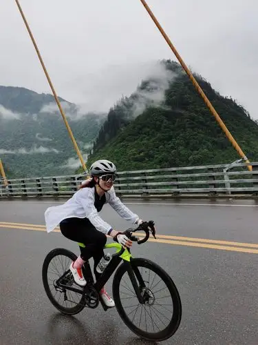 单车美女丨换下骑行服我是女孩子跨上自行车我是女汉子