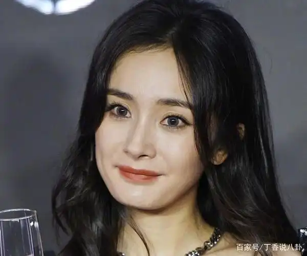 杨幂出席活动现场,被高清镜头怼脸拍,浓眼妆显老气无少女感?