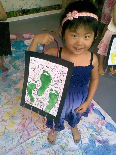 小脚丫踩在沙滩上