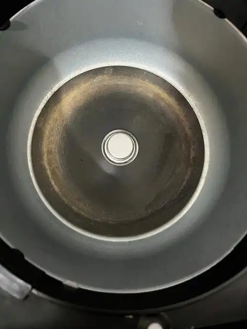 米技电饭煲锅底清洗