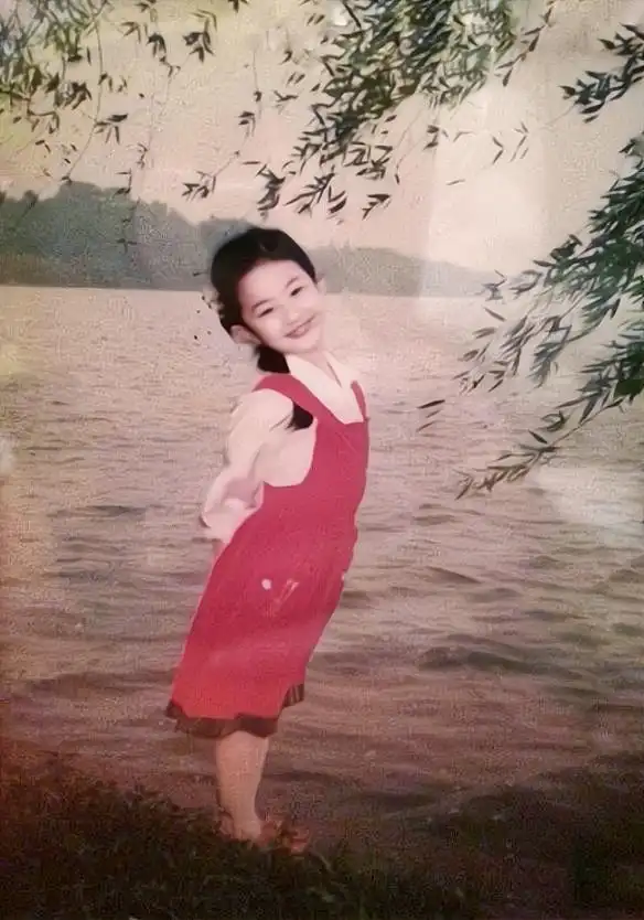 刘亦菲幼儿园毕业照曝光,扎羊角辫超软萌,网友大赞从小就是c位